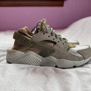 Nike Air Huarache Premium Suede Women's Shoe